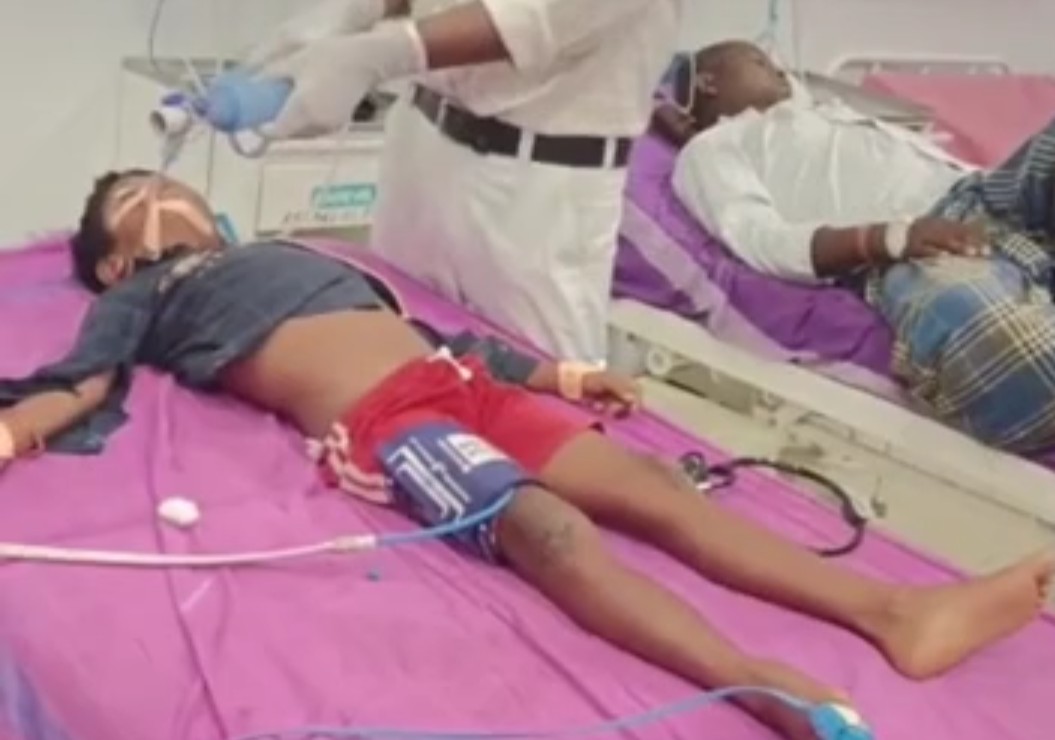 मेडिकल स्टोर बना मौत का ठिकाना : 10 साल के मासूम की इंजेक्शन से गई जान, बलरामपुर की बदहाल स्वास्थ्य व्यवस्था उजागर मेडिकल स्टोर बना मौत का ठिकाना : 10 साल के मासूम की इंजेक्शन से गई जान, बलरामपुर की बदहाल स्वास्थ्य व्यवस्था उजागर