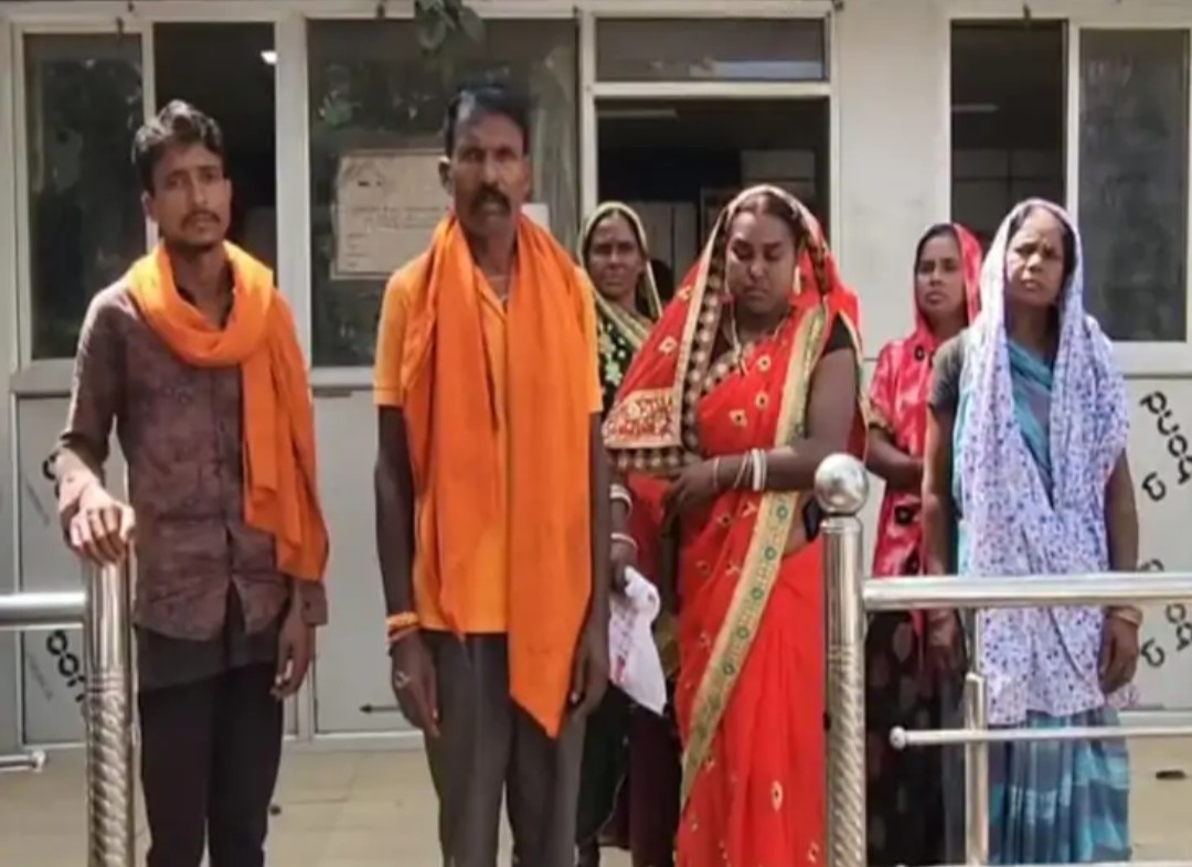 सूरजपुर जिला अस्पताल की लापरवाही से मां-बेटे की मौत, तीन घंटे तक तड़पती रही प्रसूता – डॉक्टर-नर्स गायब सूरजपुर जिला अस्पताल की लापरवाही से मां-बेटे की मौत, तीन घंटे तक तड़पती रही प्रसूता – डॉक्टर-नर्स गायब