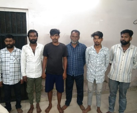 दशहरे की रात 52 परियों से इश्क़ लड़ाते 6 इश्कजादे चढ़े पुलिस के हत्थे…