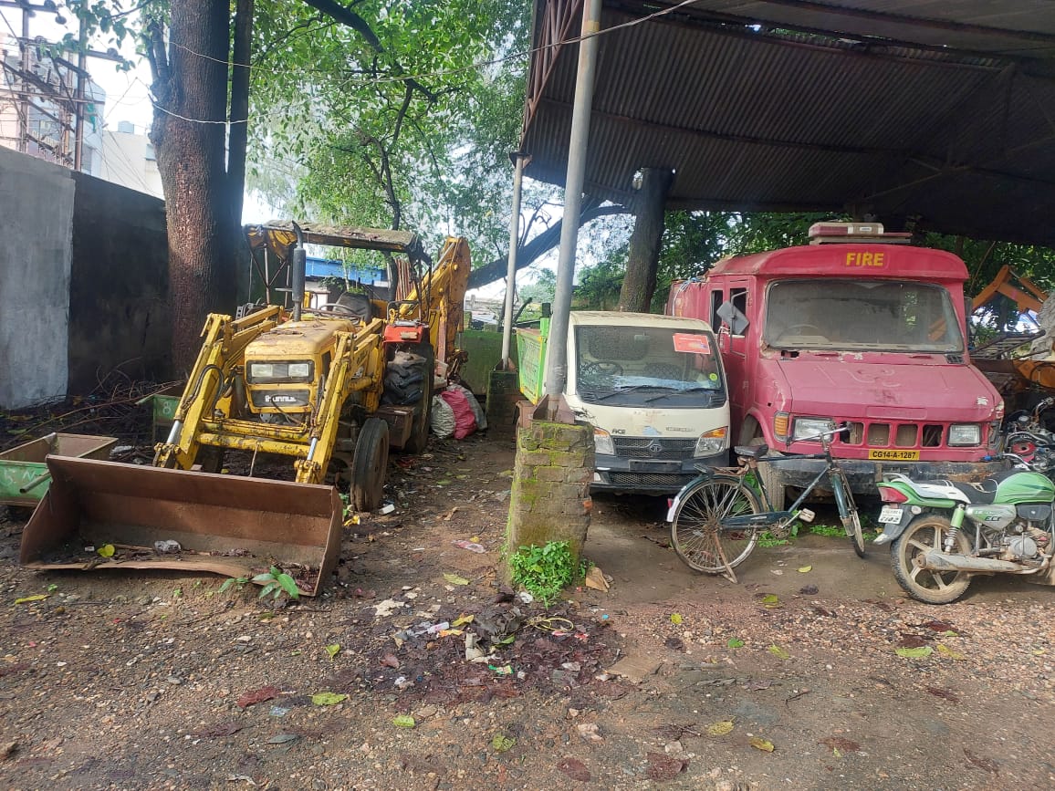 पत्थलगांव नगर पालिका निगम की लापरवाही : बहुमूल्य मशीनें और फायर ब्रिगेड वाहन बदल रहे हैं कबाड़ में… पत्थलगांव नगर पालिका निगम की लापरवाही : बहुमूल्य मशीनें और फायर ब्रिगेड वाहन बदल रहे हैं कबाड़ में…