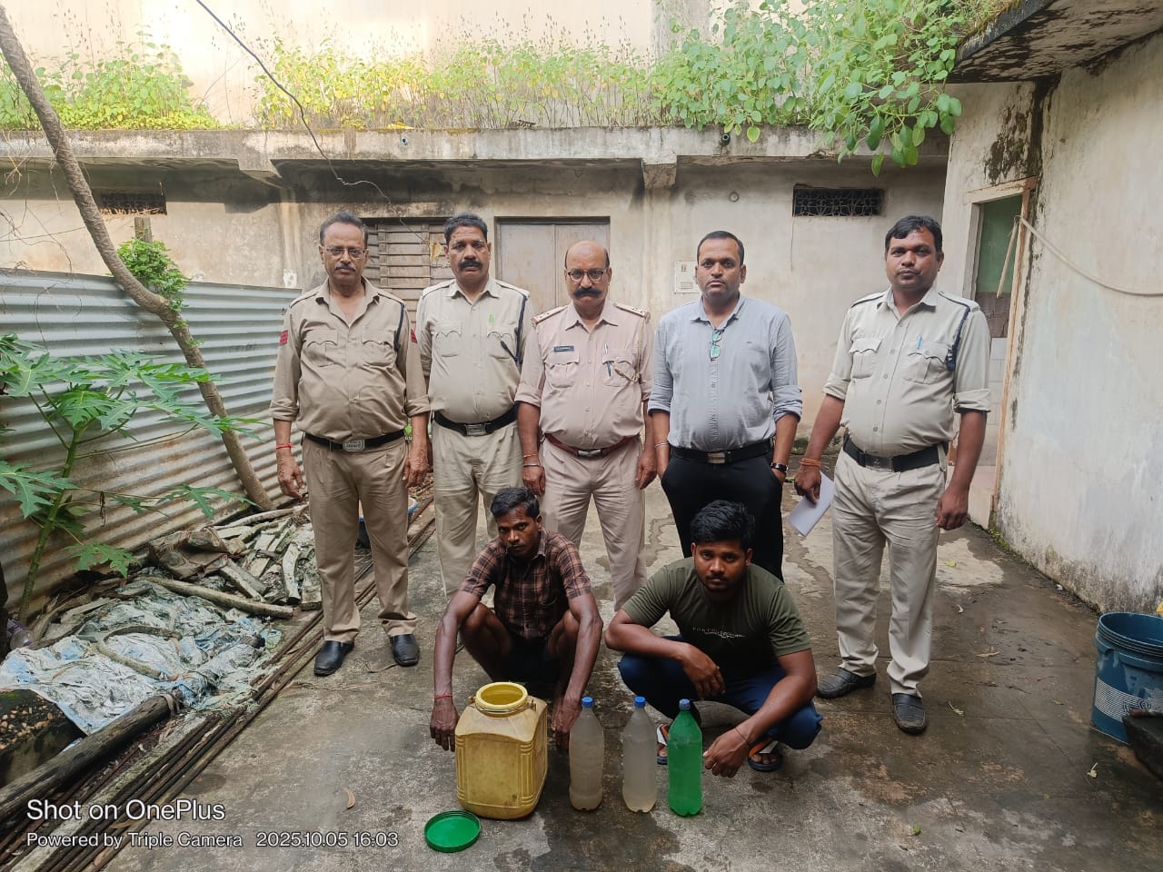 जशपुर जिले के पत्थलगांव में आबकारी विभाग की बड़ी कार्रवाई : 18 लीटर महुआ शराब जब्त, 2 आरोपी गिरफ्तार… जशपुर जिले के पत्थलगांव में आबकारी विभाग की बड़ी कार्रवाई : 18 लीटर महुआ शराब जब्त, 2 आरोपी गिरफ्तार…