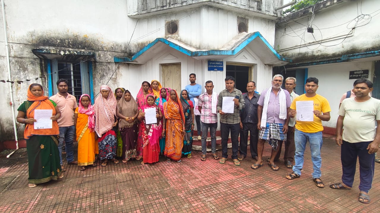 घरघोड़ा : ग्राम पंचायत छोटे-गुमड़ा में फर्जी आहरण का खेल! सचिव पर गंभीर आरोप – लाखों की राशि हजम, काम कागजों में पूरा… घरघोड़ा : ग्राम पंचायत छोटे-गुमड़ा में फर्जी आहरण का खेल! सचिव पर गंभीर आरोप – लाखों की राशि हजम, काम कागजों में पूरा…