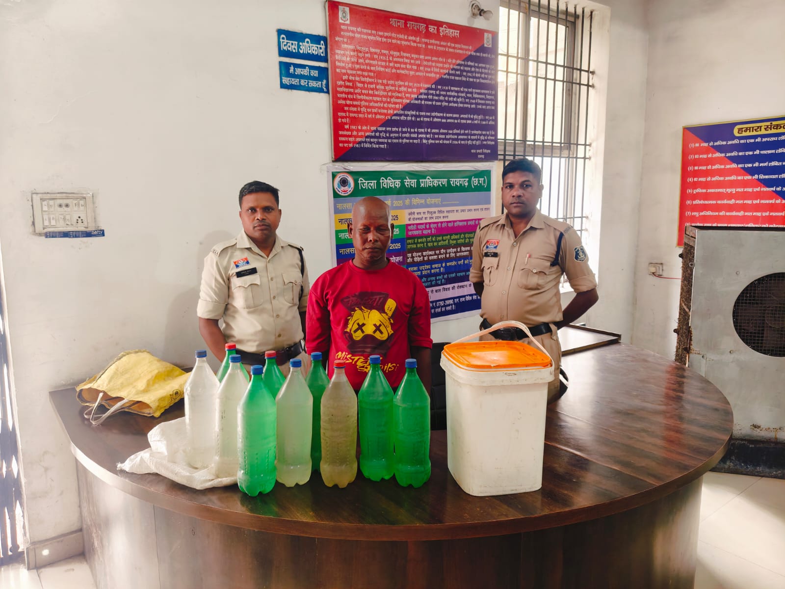 टिकरापारा में कोतवाली पुलिस की कार्रवाई – 25 लीटर अवैध महुआ शराब जब्त, एक आरोपी गिरफ्तार… टिकरापारा में कोतवाली पुलिस की कार्रवाई – 25 लीटर अवैध महुआ शराब जब्त, एक आरोपी गिरफ्तार…