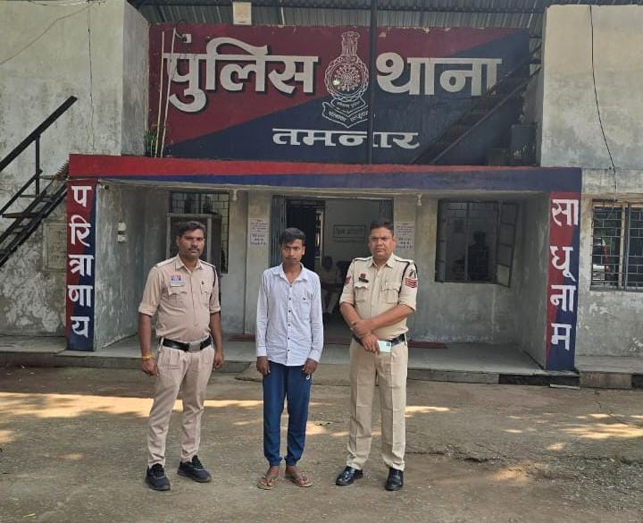 लैलूंगा–तमनार पुलिस की संयुक्त बड़ी कार्रवाई – कोडीन सिरप और नशीली दवाओं की तस्करी का मुख्य सप्लायर करूणाधर यादव गिरफ्तार… लैलूंगा–तमनार पुलिस की संयुक्त बड़ी कार्रवाई – कोडीन सिरप और नशीली दवाओं की तस्करी का मुख्य सप्लायर करूणाधर यादव गिरफ्तार…
