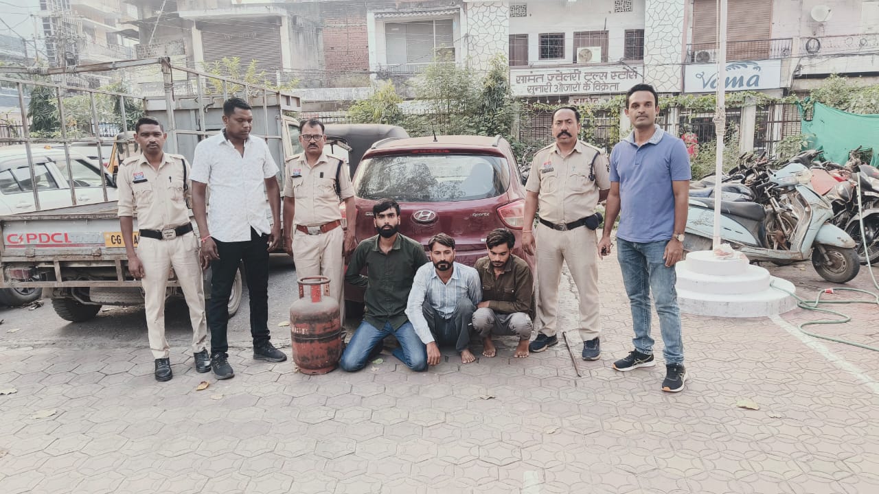 कोतवाली पुलिस की बड़ी सफलता : गोल्डन नेस्ट कॉलोनी चोरी का खुलासा, तीन चोर गिरफ्तार –  दो कार, एक्टिवा और जेवर समेत ₹6.51 लाख की बरामदगी