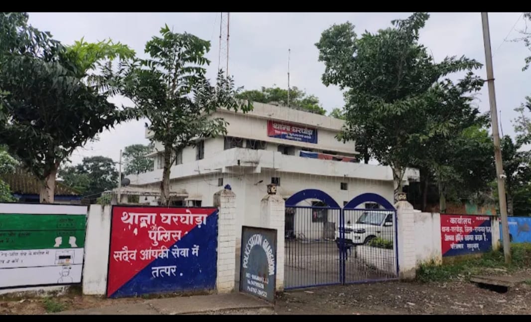 दीपावली की रात घरघोड़ा पुलिस की बड़ी कार्रवाई – ग्राम झरियापाली में 52 परियों संग इश्क़ लड़ाते पाँच इश्कजादे गिरफ्तार…