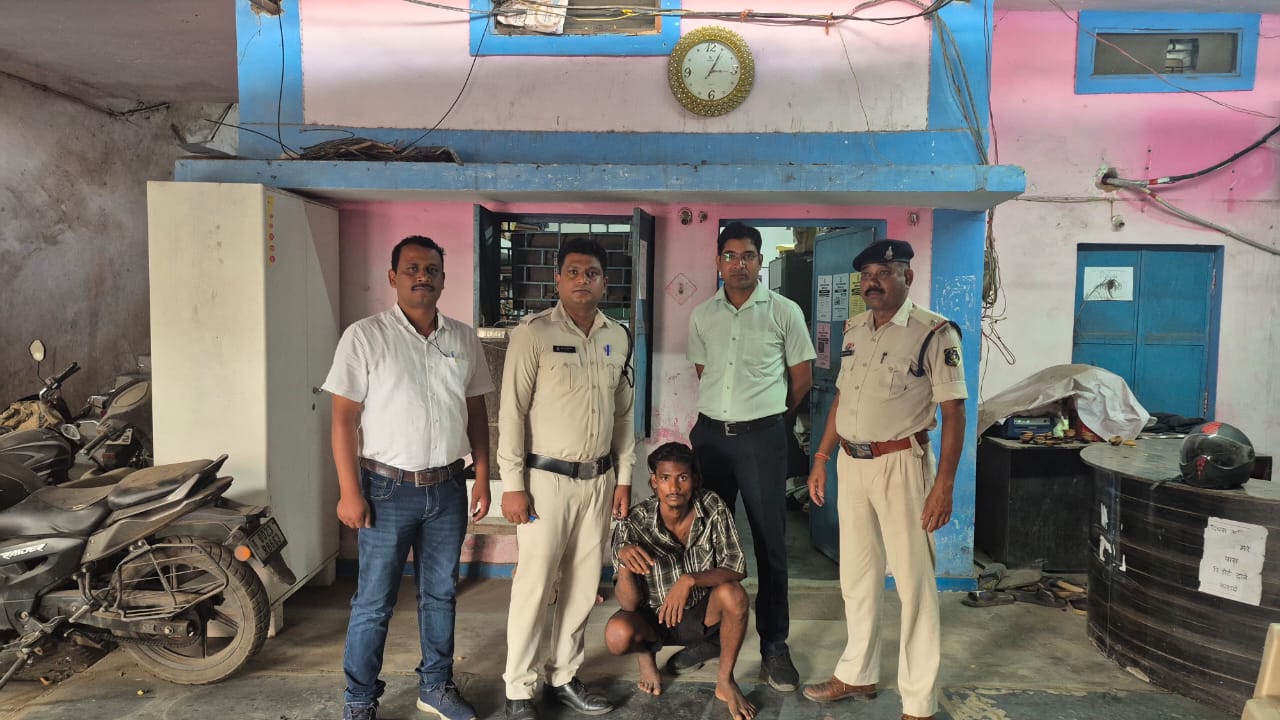 दो साल से फरार दुष्कर्म का आरोपी आखिर चढ़ा जूटमिल पुलिस के हत्थे, कोर्ट ने भेजा जेल… दो साल से फरार दुष्कर्म का आरोपी आखिर चढ़ा जूटमिल पुलिस के हत्थे, कोर्ट ने भेजा जेल…