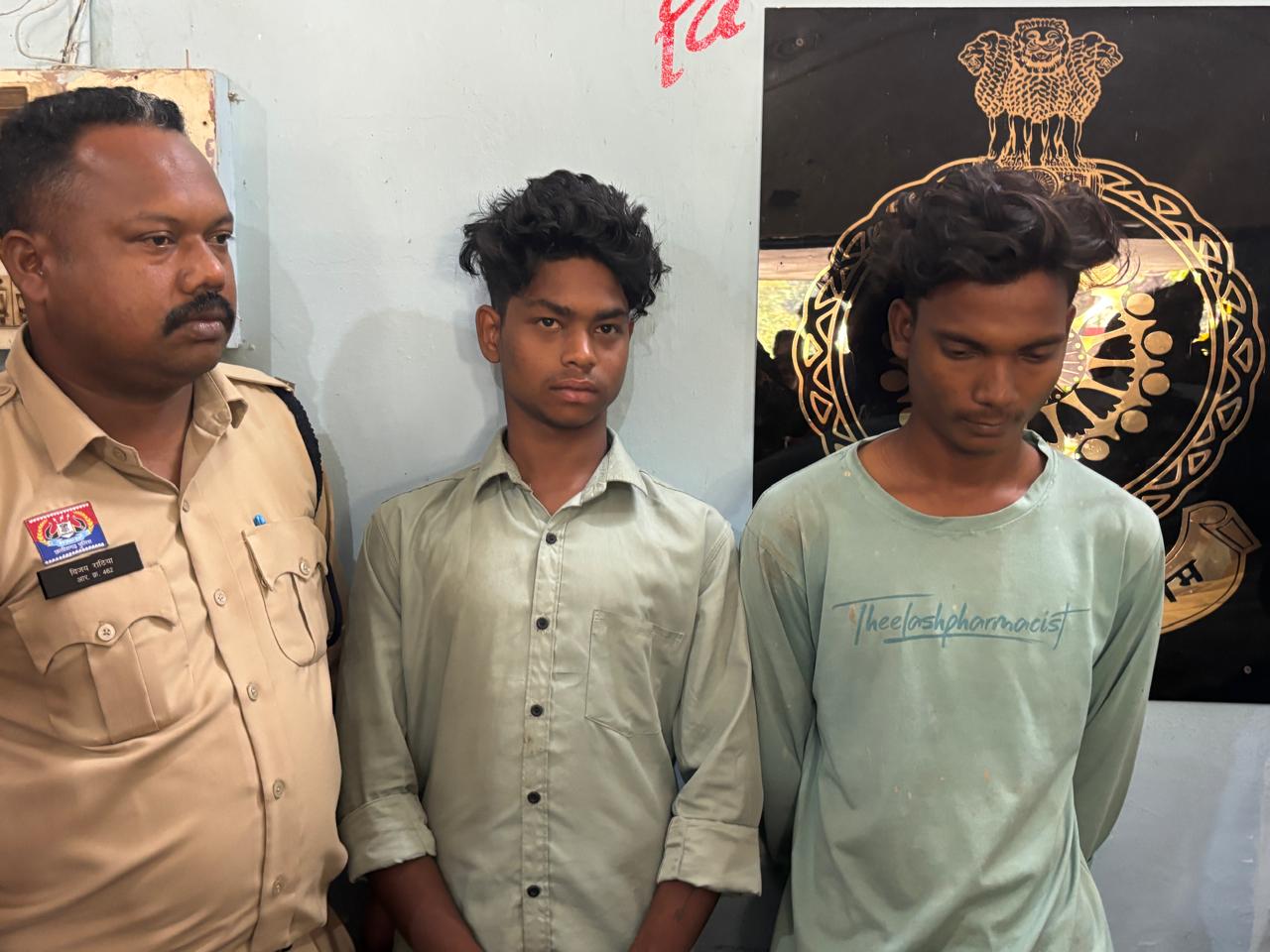 धरमजयगढ़ पुलिस का बड़ा खुलासा : 48 घंटे में चांदमारी डबरी हत्याकांड सुलझा, दो आरोपी गिरफ्तार ; रंजिश में रची थी खौफनाक साजिश, लोहे की रॉड और पेचकस से दोस्त की बेरहमी से हत्या… धरमजयगढ़ पुलिस का बड़ा खुलासा : 48 घंटे में चांदमारी डबरी हत्याकांड सुलझा, दो आरोपी गिरफ्तार ; रंजिश में रची थी खौफनाक साजिश, लोहे की रॉड और पेचकस से दोस्त की बेरहमी से हत्या…