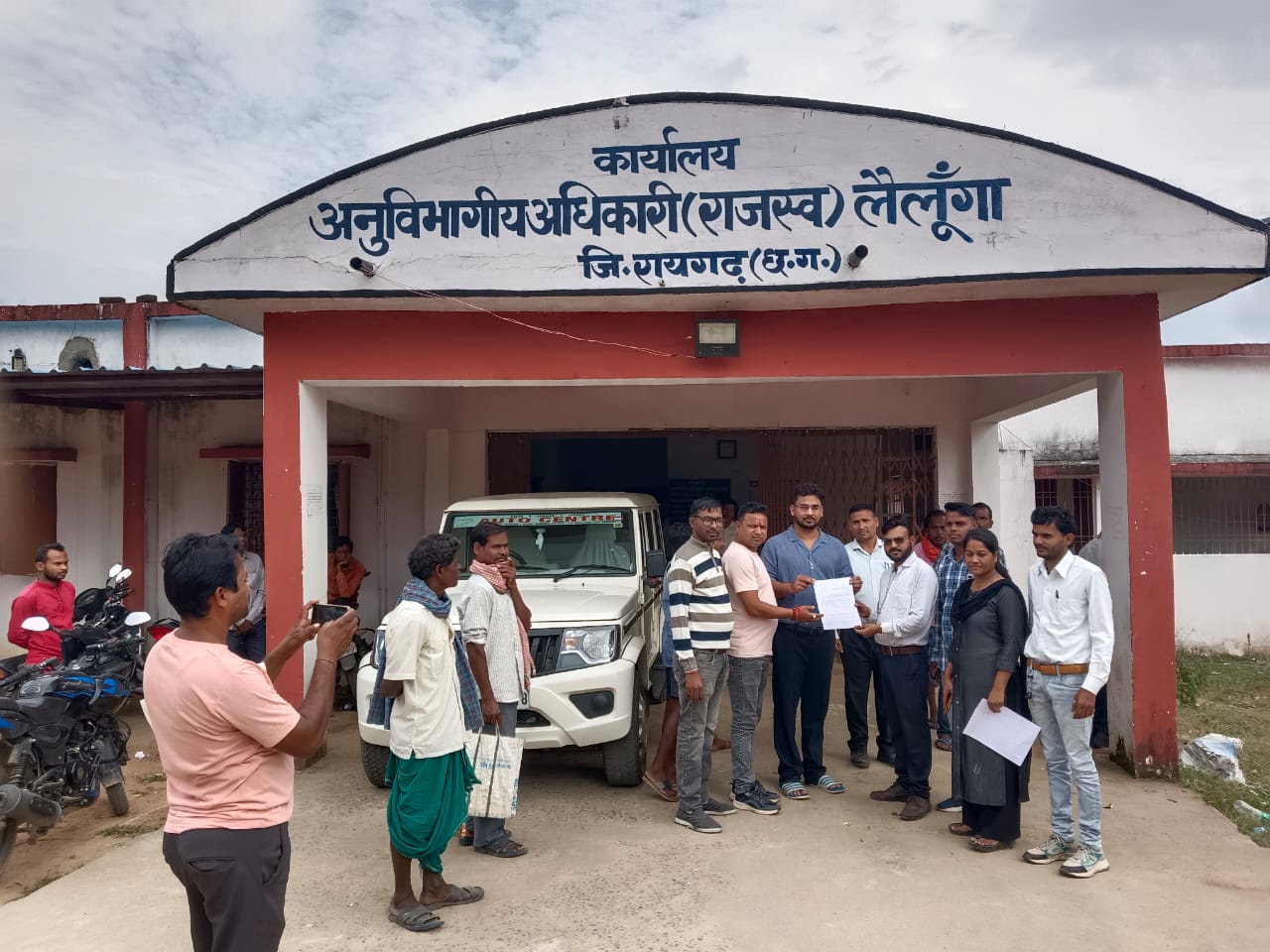 लैलूंगा : रायपुर में पत्रकार पर हमले के विरोध में प्रेस क्लब का आक्रोश – प्रधानमंत्री के नाम तहसीलदार को ज्ञापन, जनसंपर्क अधिकारी संजीव तिवारी पर आपराधिक कार्रवाई की मांग… लैलूंगा : रायपुर में पत्रकार पर हमले के विरोध में प्रेस क्लब का आक्रोश – प्रधानमंत्री के नाम तहसीलदार को ज्ञापन, जनसंपर्क अधिकारी संजीव तिवारी पर आपराधिक कार्रवाई की मांग…