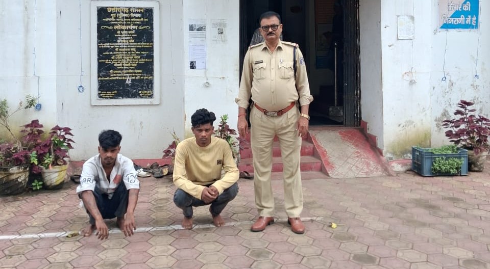 बस स्टैंड पर यात्री के बैग से 92 हजार की चोरी — कोतवाली पुलिस ने दोनों चोरों को 24 घंटे में दबोचा, पूरी नकदी बरामद… बस स्टैंड पर यात्री के बैग से 92 हजार की चोरी — कोतवाली पुलिस ने दोनों चोरों को 24 घंटे में दबोचा, पूरी नकदी बरामद…