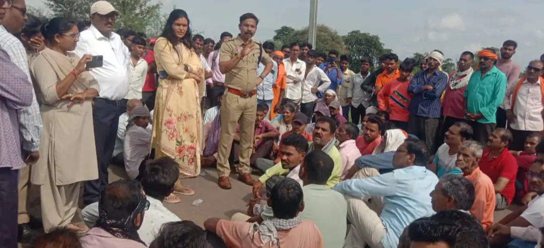 गंगरेल बांध से पानी छोड़े जाने से सैकड़ों एकड़ धान की फसल डूबा, किसान सड़क पर उतरे… गंगरेल बांध से पानी छोड़े जाने से सैकड़ों एकड़ धान की फसल डूबा, किसान सड़क पर उतरे…