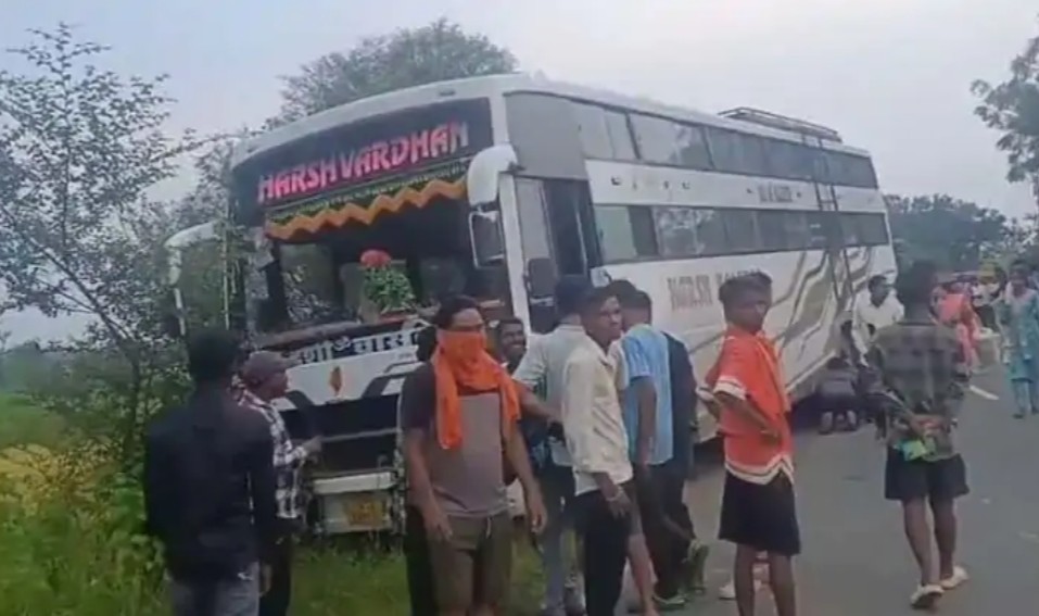 धरमजयगढ़ में भीषण सड़क हादसा : तेज रफ्तार बस ने बाइक सवार को रौंदा , मौके पर युवक की मौत – महिला गंभीर… धरमजयगढ़ में भीषण सड़क हादसा : तेज रफ्तार बस ने बाइक सवार को रौंदा , मौके पर युवक की मौत – महिला गंभीर…