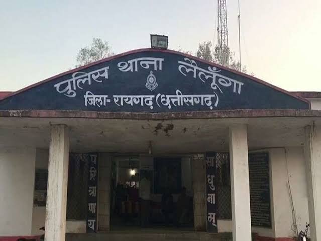 लैलूंगा में पत्नी ने गुस्से और शराब के नशे में पति का प्राइवेट पार्ट काट डाला, अस्पताल में मौत से बचाई गई जिंदगी… FIR दर्ज… लैलूंगा में पत्नी ने गुस्से और शराब के नशे में पति का प्राइवेट पार्ट काट डाला, अस्पताल में मौत से बचाई गई जिंदगी… FIR दर्ज…