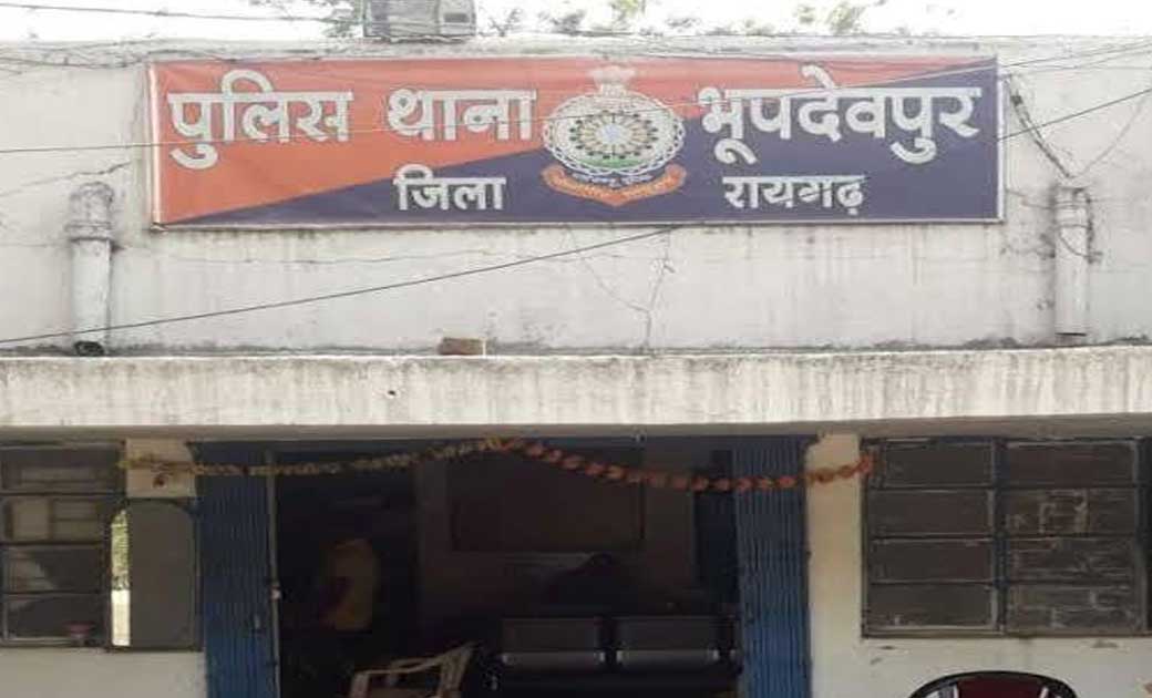 घर में चल रही थी गुप्त धर्मसभा – ईसाई धर्म का प्रचार करते पकड़ा गया युवक… घर में चल रही थी गुप्त धर्मसभा – ईसाई धर्म का प्रचार करते पकड़ा गया युवक…