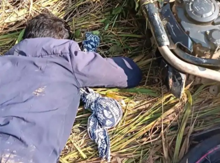 दशकर्म से लौटते युवक की खेत में संदिग्ध मौत, शव के पास बाइक मिली – रहस्य गहराया, ग्रामीणों में सनसनी… दशकर्म से लौटते युवक की खेत में संदिग्ध मौत, शव के पास बाइक मिली – रहस्य गहराया, ग्रामीणों में सनसनी…