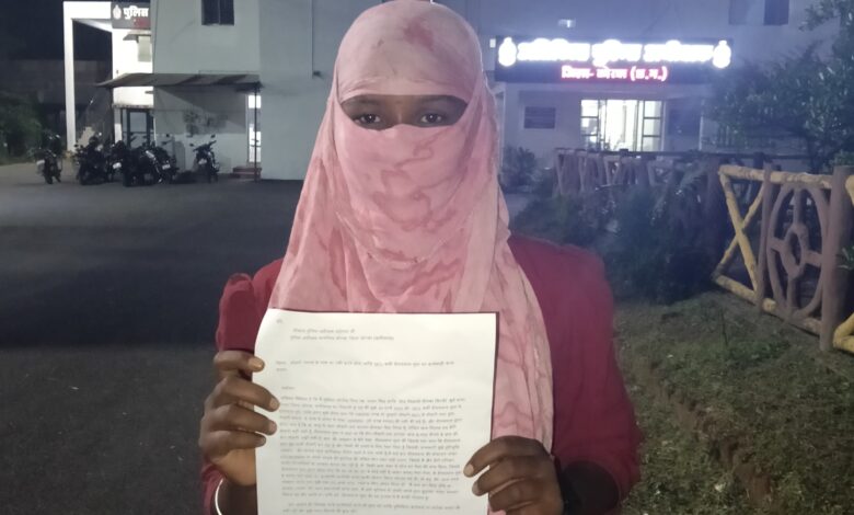 SECL कर्मी पर आदिवासी युवती से ठगी और शोषण का आरोप – न्याय के लिए भटक रही पीड़िता, पुलिस की चुप्पी पर उठे सवाल… SECL कर्मी पर आदिवासी युवती से ठगी और शोषण का आरोप – न्याय के लिए भटक रही पीड़िता, पुलिस की चुप्पी पर उठे सवाल…