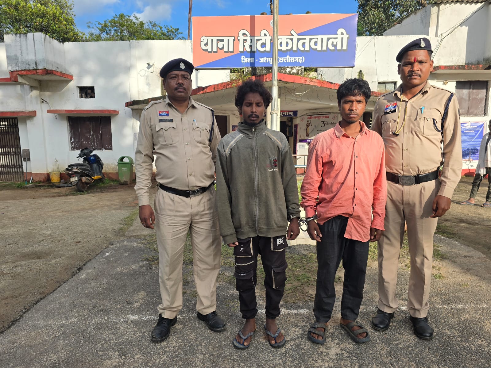 जशपुर पुलिस ने सुलझाई अंधे कत्ल की गुत्थी – तीन आरोपी गिरफ्तार, दो फरार… जशपुर पुलिस ने सुलझाई अंधे कत्ल की गुत्थी – तीन आरोपी गिरफ्तार, दो फरार…