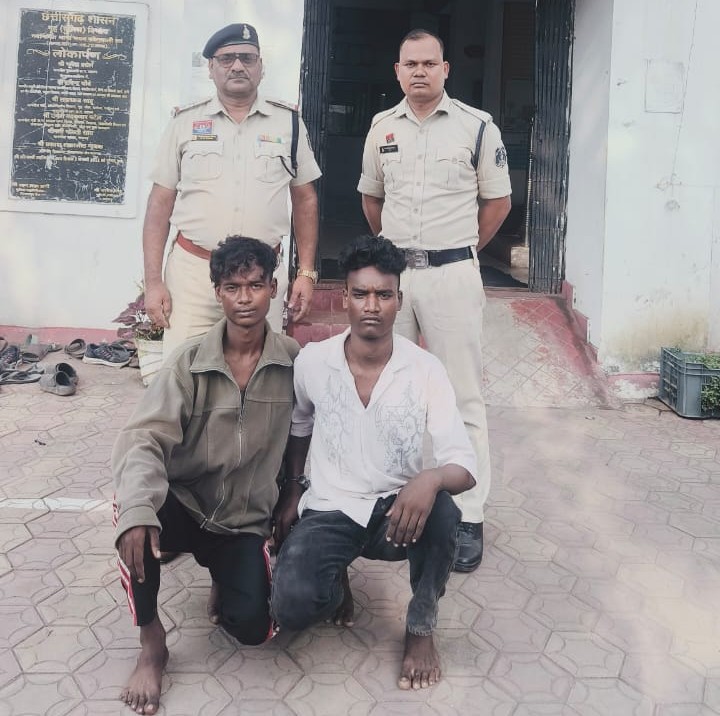 पैसे की मांग कर मारपीट करने वाले दो आरोपी गिरफ्तार, पुलिस ने गैर-जमानती धाराओं व आर्म्स एक्ट में की कार्रवाई पैसे की मांग कर मारपीट करने वाले दो आरोपी गिरफ्तार, पुलिस ने गैर-जमानती धाराओं व आर्म्स एक्ट में की कार्रवाई