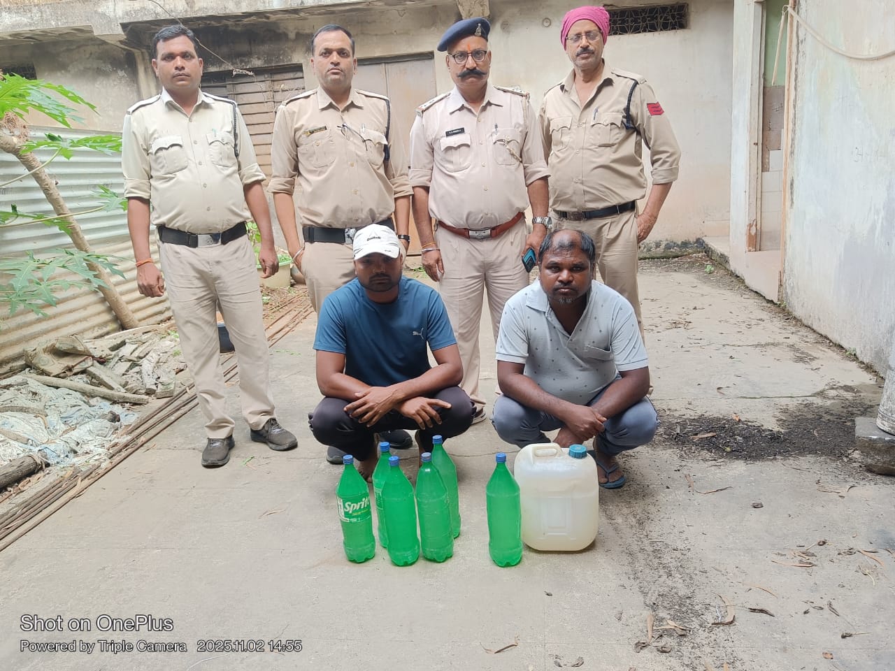 पत्थलगांव आबकारी विभाग की बड़ी कार्रवाई – 20 लीटर अवैध महुआ शराब जब्त, दो आरोपी गिरफ्तार…