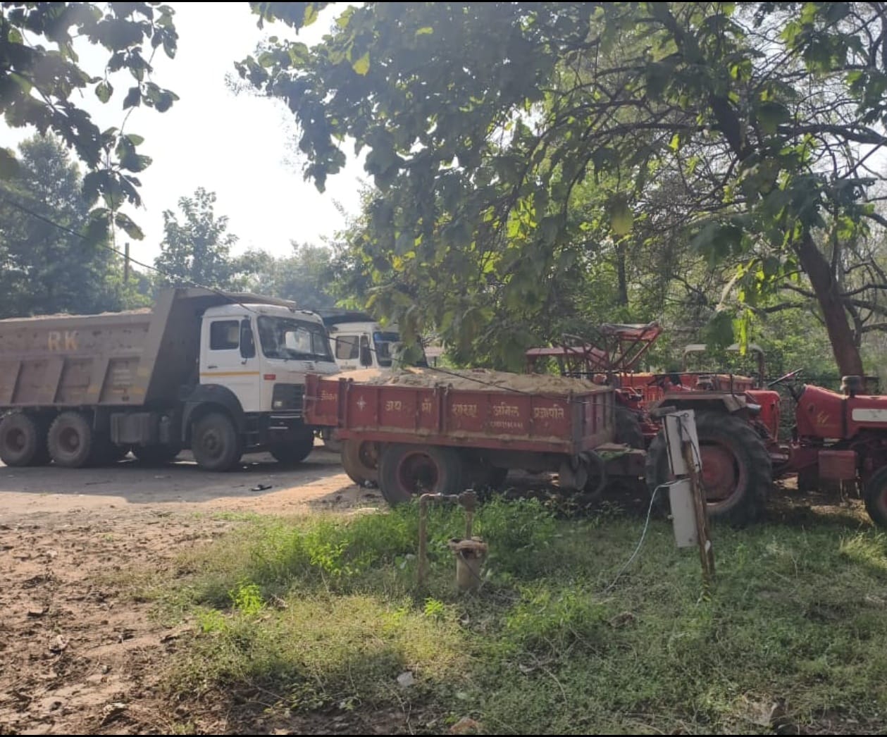 रेत माफियाओं पर रायगढ़ प्रशासन की बड़ी कार्रवाई, 12 वाहन जब्त – खनिज विभाग का सख्त संदेश: “अब बख्शा नहीं जाएगा”…