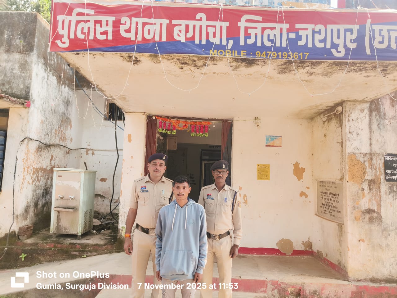 धरमजयगढ़ की युवती को शादी का झांसा देकर बगीचा में अनाचार : गर्भवती होने पर मुकरा आरोपी, जशपुर पुलिस ने किया गिरफ्तार… धरमजयगढ़ की युवती को शादी का झांसा देकर बगीचा में अनाचार : गर्भवती होने पर मुकरा आरोपी, जशपुर पुलिस ने किया गिरफ्तार…