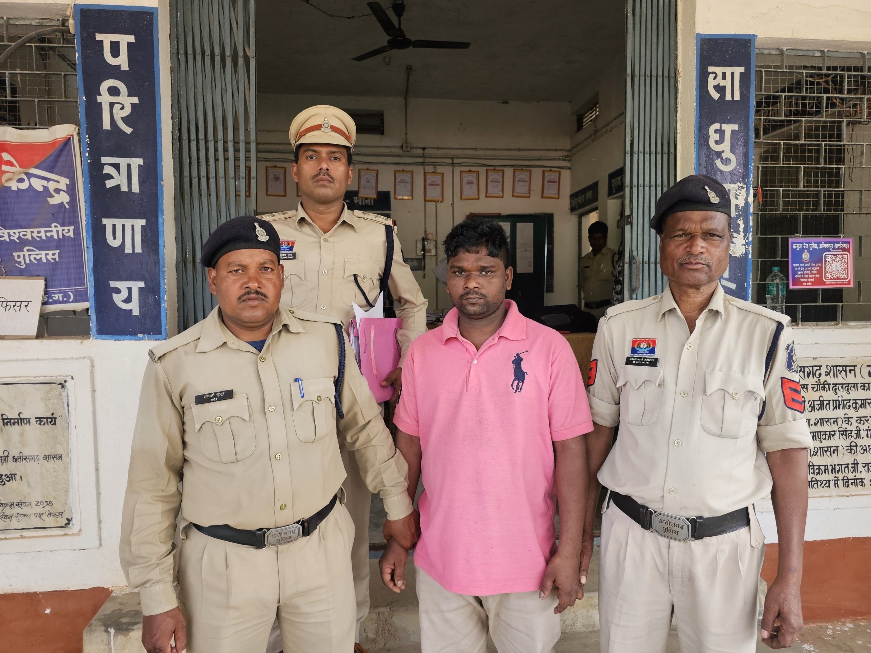 सोशल मीडिया संबंध से शुरू हुआ गंभीर मामला : नाबालिग से दुष्कर्म के आरोप में चार वर्षों से फरार आरोपी गिरफ्तार… सोशल मीडिया संबंध से शुरू हुआ गंभीर मामला : नाबालिग से दुष्कर्म के आरोप में चार वर्षों से फरार आरोपी गिरफ्तार…