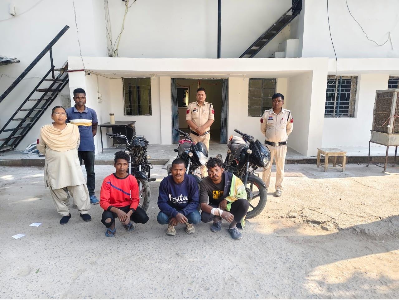 तमनार पुलिस की बड़ी कार्रवाई: संगठित बाइक चोर गिरोह का भंडाफोड़, तीन गिरफ्तार – तीन मोटरसायकल बरामद… तमनार पुलिस की बड़ी कार्रवाई: संगठित बाइक चोर गिरोह का भंडाफोड़, तीन गिरफ्तार – तीन मोटरसायकल बरामद…