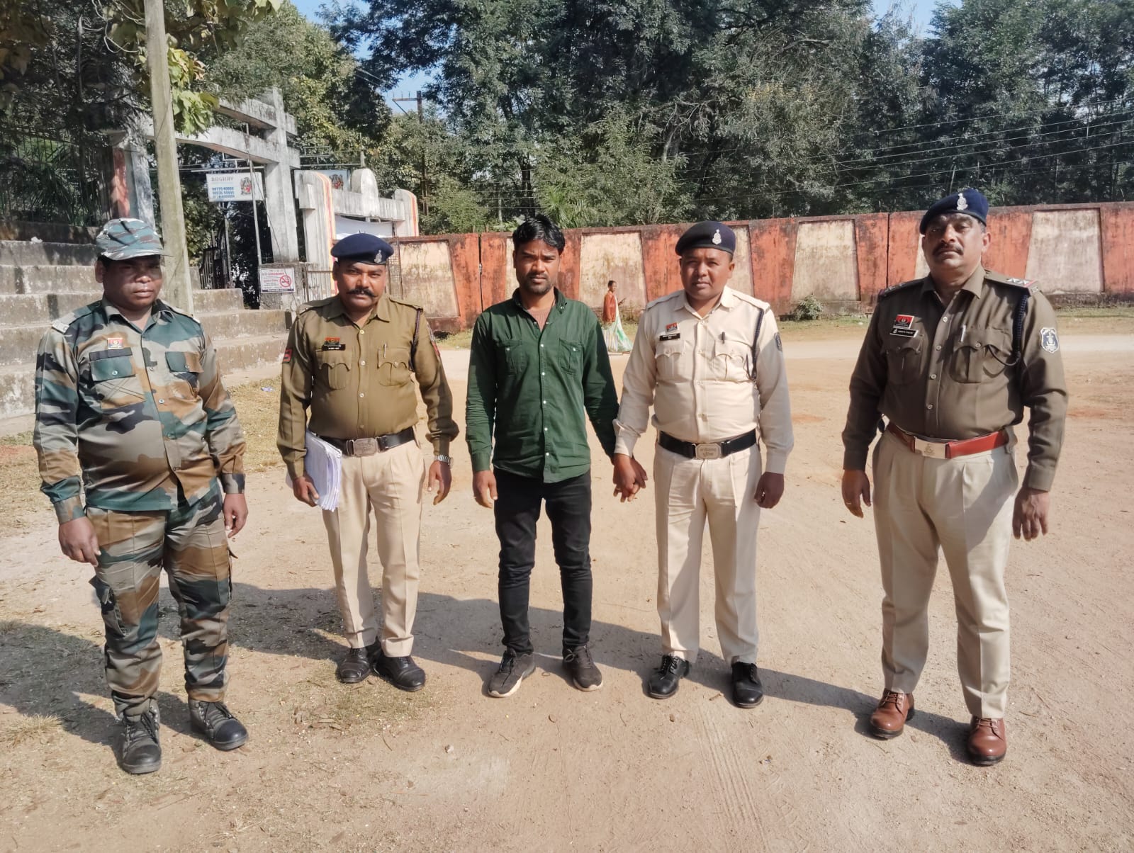9 माह से पुलिस को चकमा देने वाला शराब तस्कर ईजराइल खान आखिरकार गिरफ्तार- ऑपरेशन ‘अंकुश’ की बड़ी कामयाबी… 9 माह से पुलिस को चकमा देने वाला शराब तस्कर ईजराइल खान आखिरकार गिरफ्तार- ऑपरेशन ‘अंकुश’ की बड़ी कामयाबी…