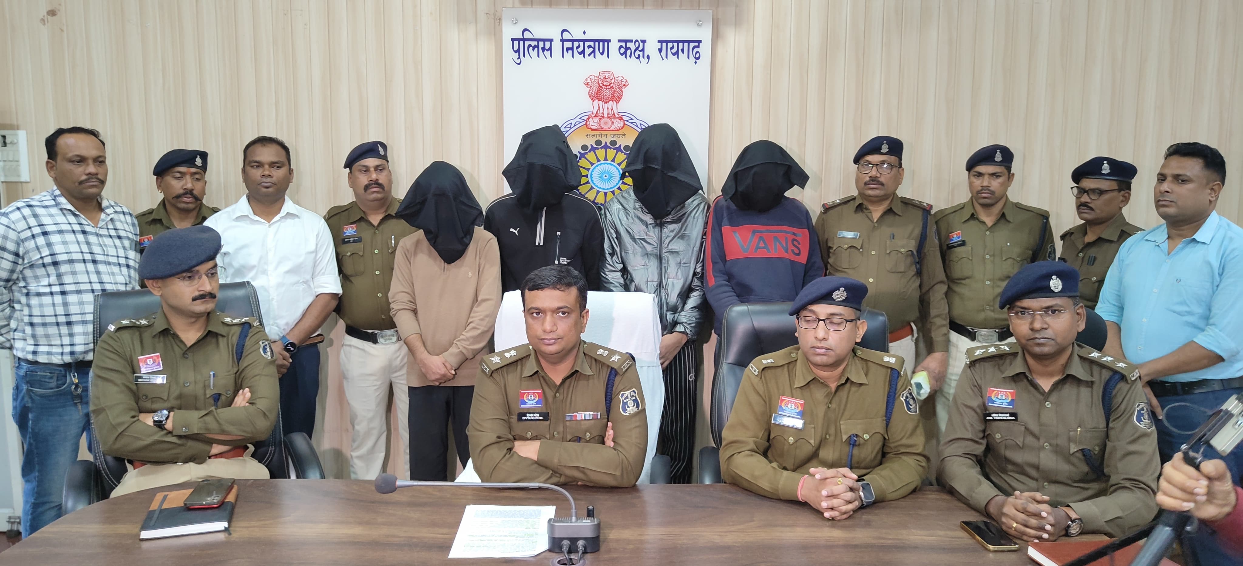 1.08 करोड़ की ऑनलाइन ट्रेडिंग ठगी का बड़ा भंडाफोड़ ; रायगढ़ पुलिस ने श्रीनगर में दबिश देकर अंतरराज्यीय साइबर फ्रॉड गैंग के 4 सदस्य दबोचे, देशभर में 200 से अधिक ऑनलाइन ठगी की वारदातों का हुआ खुलासा… 1.08 करोड़ की ऑनलाइन ट्रेडिंग ठगी का बड़ा भंडाफोड़ ; रायगढ़ पुलिस ने श्रीनगर में दबिश देकर अंतरराज्यीय साइबर फ्रॉड गैंग के 4 सदस्य दबोचे, देशभर में 200 से अधिक ऑनलाइन ठगी की वारदातों का हुआ खुलासा…