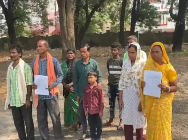 सरगुजा : घाटबर्रा में जमीन घोटाला! राजस्व विभाग और भू-माफियाओं की मिलीभगत से गरीबों की 68 एकड़ जमीन हड़पी गई, मुआवजा भी डकार गए दबंग… सरगुजा : घाटबर्रा में जमीन घोटाला! राजस्व विभाग और भू-माफियाओं की मिलीभगत से गरीबों की 68 एकड़ जमीन हड़पी गई, मुआवजा भी डकार गए दबंग…