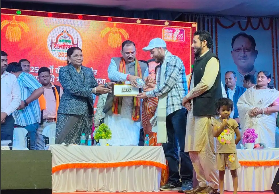 पहलगाम के हीरो नजाकत अली को राज्योत्सव में सम्मान – जान बचाने वाले ‘कश्मीरी भाई’ को मिला छत्तीसगढ़ का सलाम पहलगाम के हीरो नजाकत अली को राज्योत्सव में सम्मान – जान बचाने वाले ‘कश्मीरी भाई’ को मिला छत्तीसगढ़ का सलाम