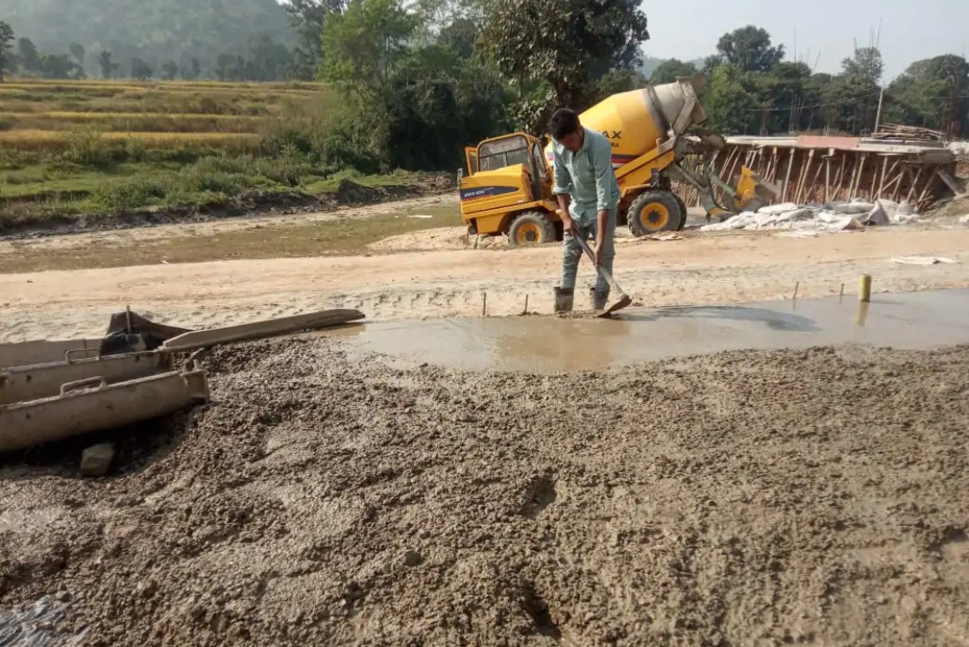 61 लाख की सड़क में गड़बड़ी! घटिया सामग्री से बना रहे सड़क, ग्रामीण बोले – “भ्रष्टाचार की खुली मिसाल” 61 लाख की सड़क में गड़बड़ी! घटिया सामग्री से बना रहे सड़क, ग्रामीण बोले – “भ्रष्टाचार की खुली मिसाल”