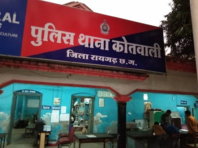 कोतवाली पुलिस की बड़ी कार्रवाई : सट्टा पट्टी पर छापा, एक महिला समेत चार सटोरिए गिरफ्तार… कोतवाली पुलिस की बड़ी कार्रवाई : सट्टा पट्टी पर छापा, एक महिला समेत चार सटोरिए गिरफ्तार…