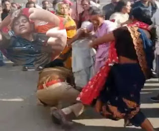 रायगढ़ में ‘रक्तचरित्र’: धौराभाठा बना रणक्षेत्र, महिला टीआई पर प्राणघातक हमला; जिंदल कोल ब्लॉक के विरोध में भड़की हिंसा की आग… रायगढ़ में ‘रक्तचरित्र’: धौराभाठा बना रणक्षेत्र, महिला टीआई पर प्राणघातक हमला; जिंदल कोल ब्लॉक के विरोध में भड़की हिंसा की आग…