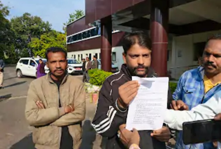 बैकुंठपुर : विकास के नाम पर ‘विनाश’ की इबारत! कटगोड़ी पंचायत में लाखों का ‘डाका’, सरपंच-सचिव पर सरकारी खजाने को दीमक की तरह चाटने का आरोप… बैकुंठपुर : विकास के नाम पर ‘विनाश’ की इबारत! कटगोड़ी पंचायत में लाखों का ‘डाका’, सरपंच-सचिव पर सरकारी खजाने को दीमक की तरह चाटने का आरोप…