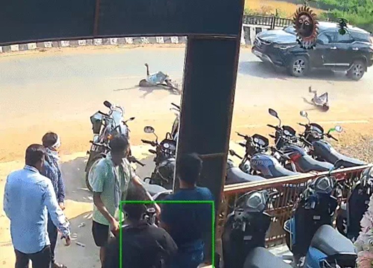 सिस्टम का ‘मर्डर’ : बिल्डर की फॉर्च्यूनर ने बच्चे को रौंदा, 4 दिन तक FIR दबाए बैठी रही पुलिस; पिता का सवाल- ‘बेटा मेरा मरा, रिपोर्ट लिखाने वाला ‘वो’ कौन?’… सिस्टम का ‘मर्डर’ : बिल्डर की फॉर्च्यूनर ने बच्चे को रौंदा, 4 दिन तक FIR दबाए बैठी रही पुलिस; पिता का सवाल- ‘बेटा मेरा मरा, रिपोर्ट लिखाने वाला ‘वो’ कौन?’…