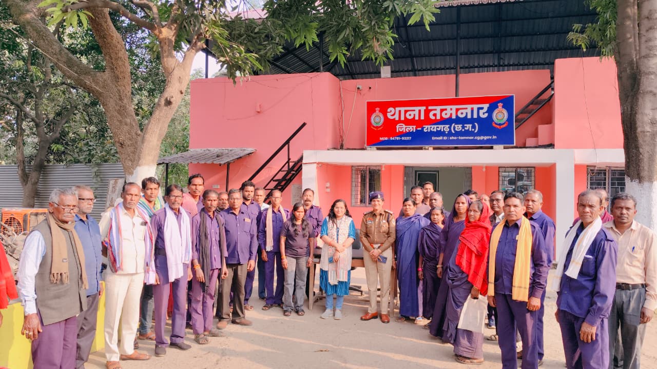 रायगढ़ : तमनार पुलिस की अनूठी पहल, कानून व्यवस्था के ‘प्रहरियों’ का हुआ सम्मान; डीएसपी ने सरपंच और कोटवारों की थपथपाई पीठ… रायगढ़ : तमनार पुलिस की अनूठी पहल, कानून व्यवस्था के ‘प्रहरियों’ का हुआ सम्मान; डीएसपी ने सरपंच और कोटवारों की थपथपाई पीठ…