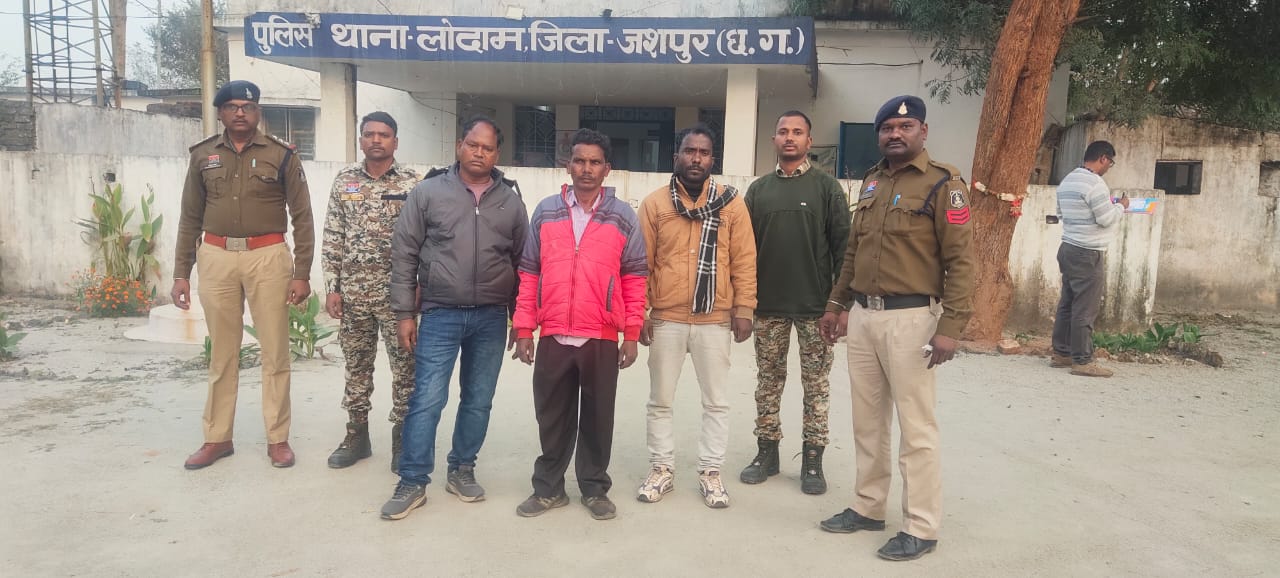 जशपुर में ‘नकली सोने’ का असली खेल! 10 लाख की ठगी करने ‘क्रेटा’ से पहुंचे थे जालसाज, सुनार की एक कसौटी ने खोल दी पोल… जशपुर में ‘नकली सोने’ का असली खेल! 10 लाख की ठगी करने ‘क्रेटा’ से पहुंचे थे जालसाज, सुनार की एक कसौटी ने खोल दी पोल…