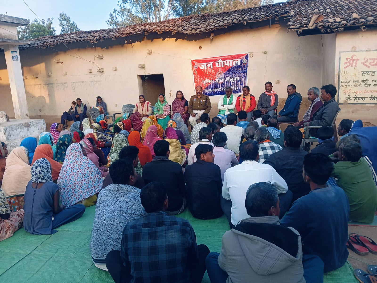 लैलूंगा पुलिस की सराहनीय पहल : ग्राम रूपडेगा में लगा जन चौपाल, अवैध शराब और घरेलू हिंसा पर ग्रामीणों से सीधा संवाद…