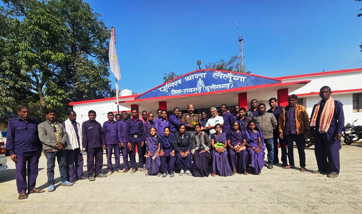 लैलूंगा पुलिस की सराहनीय पहल : ग्राम कोटवारों को दिया नशामुक्ति का मंत्र; शिक्षक, स्वास्थ्यकर्मी और मेधावी छात्र हुए सम्मानित