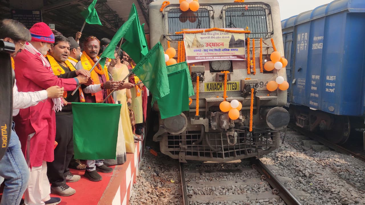 आस्था की विशेष ट्रेन रवाना : मुख्यमंत्री तीर्थदर्शन योजना के तहत 800 श्रद्धालु करेंगे शिरडी, शनि शिंगणापुर और त्रयम्बकेश्वर के दर्शन…