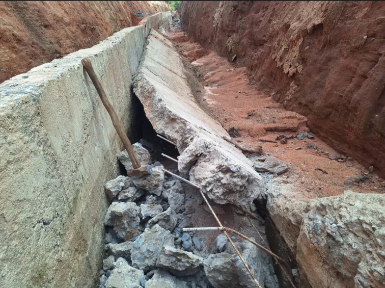 रामानुजगंज : भ्रष्टाचार की भेंट चढ़ी 5 करोड़ की ‘गिरवानी योजना’, उद्घाटन से पहले ही ढह गई उम्मीदों की नहर… रामानुजगंज : भ्रष्टाचार की भेंट चढ़ी 5 करोड़ की ‘गिरवानी योजना’, उद्घाटन से पहले ही ढह गई उम्मीदों की नहर…