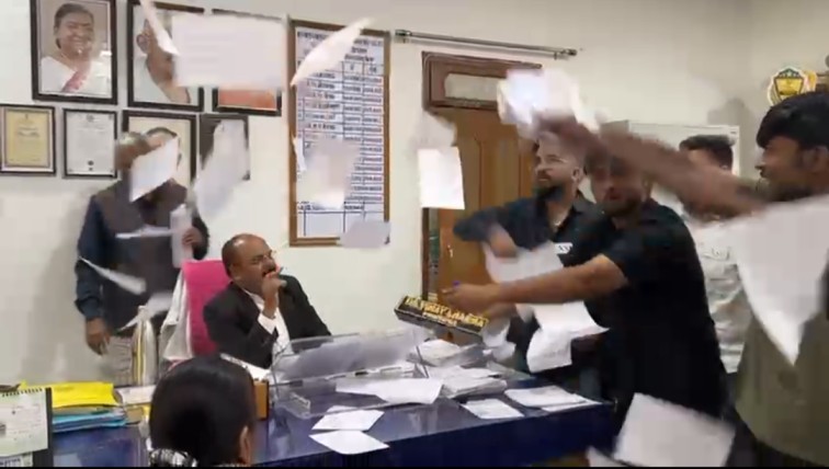 कल्याण कॉलेज में “गुंडाराज” : प्राचार्य के चैंबर में तांडव, नेमप्लेट पर कालिख और जूतों की माला पहनाने की कोशिश…