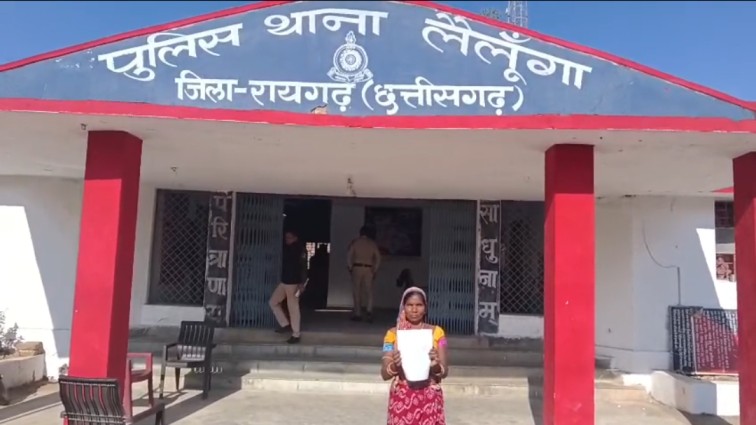 लैलूंगा में दबंगई की पराकाष्ठा: बोरिंग पर पानी भरने गई महिला से सरेआम बदसलूकी, गाली-गलौच के बाद फाड़े कपड़े!…