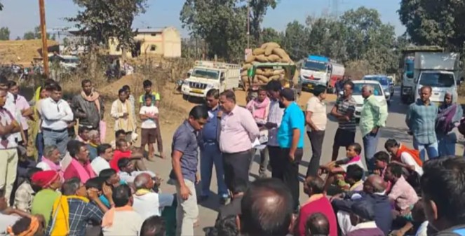 धान खरीदी पर ‘ब्रेक’ : नवापारा में फूटा किसानों का गुस्सा, घंटों चक्काजाम से थमी राह…