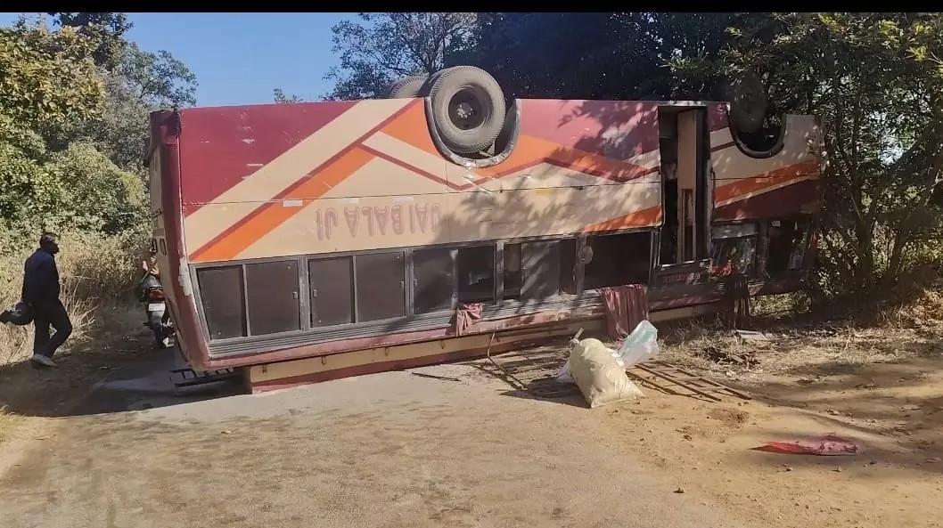 जशपुर ब्रेकिंग : कुत्ते को बचाने के चक्कर में पलटी तेज रफ्तार बस, 35-40 यात्री थे सवार; एंबुलेंस के इंतजार में तड़पते रहे घायल…