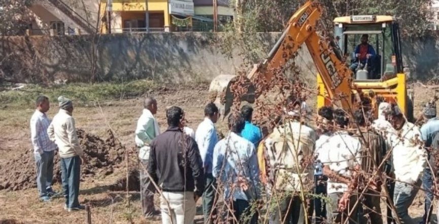 धमतरी : धर्मांतरण पर फिर बवाल! बुजुर्ग महिला के शव को गांव में दफनाने नहीं दिया, पुलिस के पहरे में शहर ले जाकर हुआ अंतिम संस्कार…