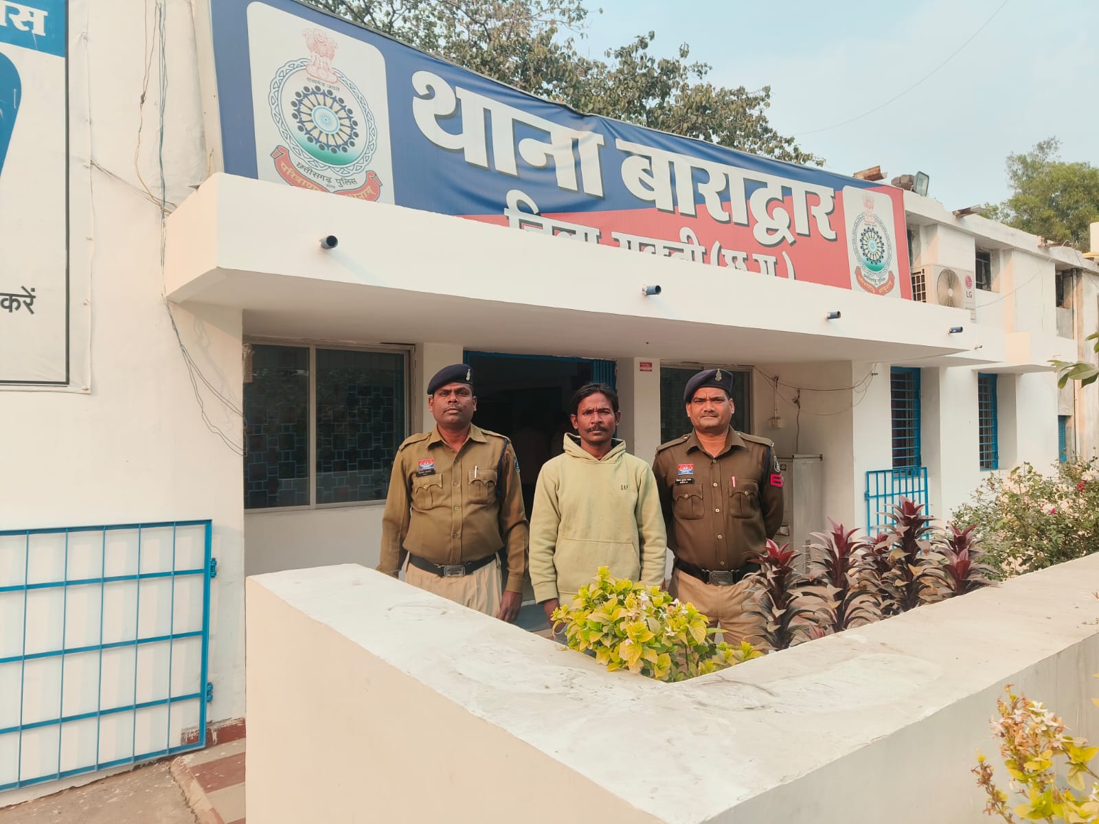 सब्जी लेने जा रहे आदमी सेे लूट कर 08 माह से फरार लूटेरा को थाना बाराद्वार पुलिस द्वारा किया गिरफतार