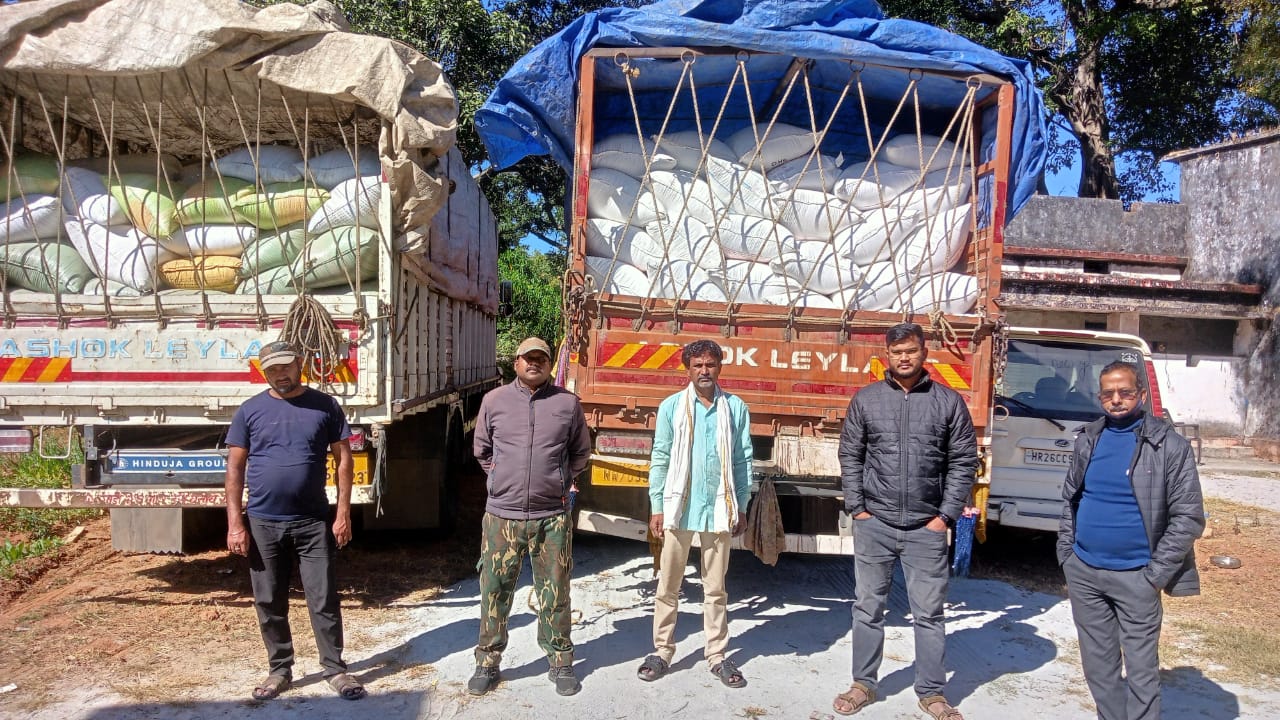 जशपुर पुलिस का ‘ऑपरेशन धान’ जारी : झारखंड से घुस रहे 2 ट्रक पकड़े, 160 क्विंटल अवैध धान जब्त…