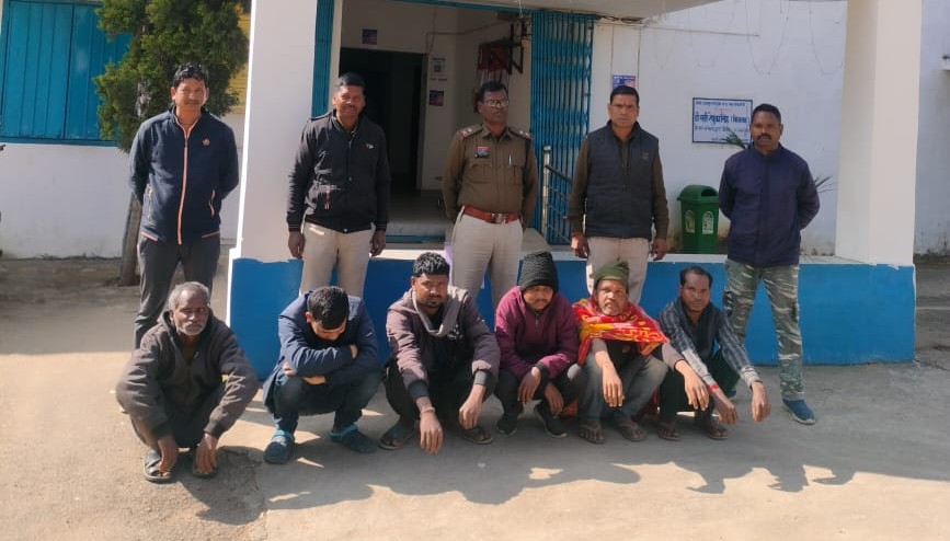 सरगुजा पुलिस का ‘ऑपरेशन वारंट’ : उदयपुर पुलिस ने एक साथ 6 वारंटियों को दबोचा, कोर्ट में किया पेश सरगुजा पुलिस का ‘ऑपरेशन वारंट’ : उदयपुर पुलिस ने एक साथ 6 वारंटियों को दबोचा, कोर्ट में किया पेश